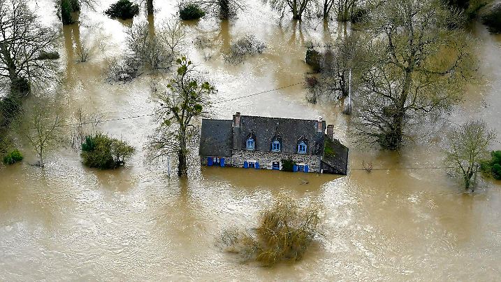 News Bilder des Tages Flooding in Western France PHOTOPQR OUEST FRANCE Marc OLLIVIER Redon 30 01 2025 Some houses near the town of Guipry Messac 35 have been hard hit by flooding View from the sky, the Vilaine River overflowing The Ille et Vilaine department is facing flooding on an unprecedented scale Helicopter photos taken on Thursday 30 January 2025 Western France put on high alert as storm Herminia brings severe flooding Jan 30 2025 Redon France PUBLICATIONxNOTxINxFRAxBELxSUIxUK Copyright: xPHOTOPQR/OUESTxFRANCE/MAXPPPxMarcxOLLIVIERx 20250130OFR2234 20250130OFR2234