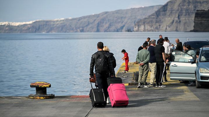 People wait to board a ferry as they leave following high seismic activity, on the island of Santorini, Greece, February 3, 2025. REUTERS/Nikos Christofakis