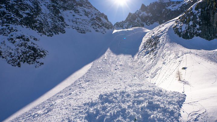 ARCHIV - 24.03.2019, Schweiz, Bovernier: In der Gipfelregion des Clochers d'Arpettes im Schweizer Kanton Wallis ist eine Lawine abgegangen. (zu dpa: «Zwei Lawinentote und zwei mysteriöse Unfälle in der Schweiz») Foto: Maxime Schmid/Keystone/dpa +++ dpa-Bildfunk +++