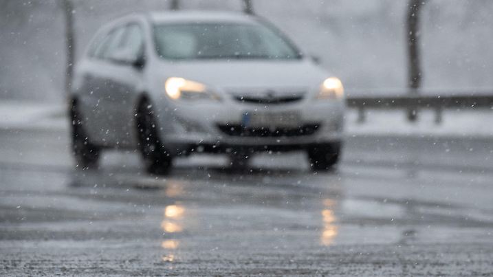 ARCHIV - 08.03.2023, Hessen, Gießen: Schneematsch liegt vor einem Auto auf der Straße. (zu dpa: «Glatteis und Nebel in Hessen») Foto: Sebastian Gollnow/dpa +++ dpa-Bildfunk +++