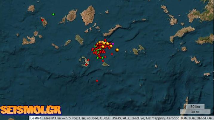 Am späten Dienstag-Vormittag gibt es vor allem nordöstlich von Santorini Beben. Hier befindet sich der große Unterwasservulkan. (Quelle: seismoi.gr)