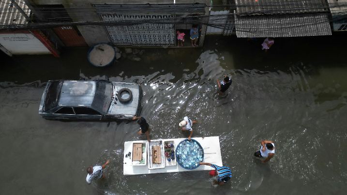 A drone view shows a group of people delivering fresh water to residents, where houses have been flooded due to heavy floods in the flood-prone neighbourhood of Jardim Pantanal, in Sao Paulo, Brazil February 4, 2025. REUTERS/Tuane Fernandes     TPX IMAGES OF THE DAY