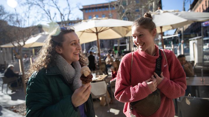 05.02.2025, Spanien, Palma: Johana und Franca aus Berlin essen ein Eis, während sie an einem sonnigen Tag in der Innenstadt von Palma spazieren gehen. Foto: Clara Margais/dpa +++ dpa-Bildfunk +++