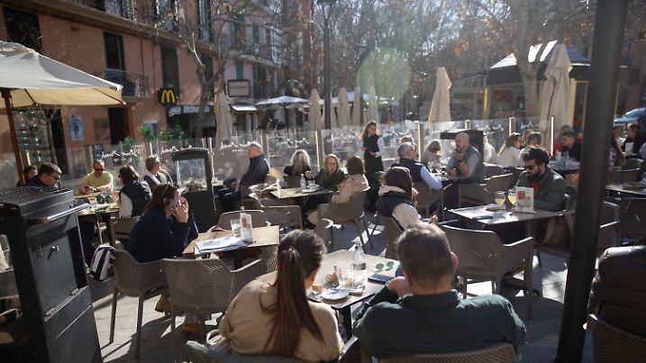 05.02.2025, Spanien, Palma: An einem sonnigen Tag wird in der Bar Bosch im Stadtzentrum von Palma auf Mallorca etwas getrunken. Foto: Clara Margais/dpa +++ dpa-Bildfunk +++