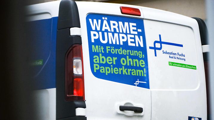 Düsseldorf 28.07.2023 Wärmepumpen Handwerker Installateur Lieferwagen Förderprogramm Heizungstechnik Förderantrag Zwangssanierung Heizungsgesetz Heizgesetz Heizhammer Heizungshammer Habeck Düsseldorf Nordrhein-Westfalen Deutschland *** Duesseldorf 28 07 2023 heat pumps craftsman plumber delivery van support program heating technology support application compulsory renovation heating law heating hammer heating hammer Habeck Duesseldorf North Rhine Westphalia Germany