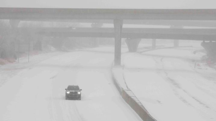 A vehicle travels westbound in blizzard conditions during a winter storm on Interstate 70 in Topeka, Kansas, U.S. January 5, 2025. Evert Nelson/The Capital-Journal/USA Today Network via REUTERS    NO RESALES. NO ARCHIVES. MANDATORY CREDIT