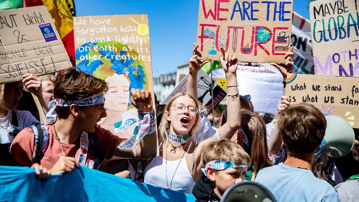 ARCHIV - 21.06.2019, Nordrhein-Westfalen, Aachen: Zahlreiche junge Teilnehmer nehmen an der Klimademonstration Fridays for Future teil. Die neuen Sinus-Studie zum Thema "Wie ticken Jugendlich?e" wird vorgestellt. Foto: Marcel Kusch/dpa +++ dpa-Bildfunk +++