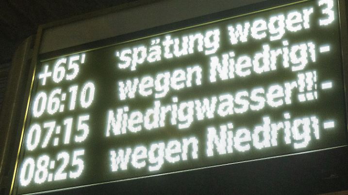 10.02.2025, Schleswig-Holstein, Dagebüll: Verspätungen und Ausfälle der Fährverbindungen nach Föhr und Amrum werden am Fähranleger Dagebüll angezeigt. Das Niedrigwasser beeinträchtigt den Fährverkehr an der Nordseeküste. Am Dienstagmorgen (11.02.2025) fallen die Fährverbindungen nach Föhr und Amrum aus. Foto: Bodo Marks/dpa +++ dpa-Bildfunk +++
