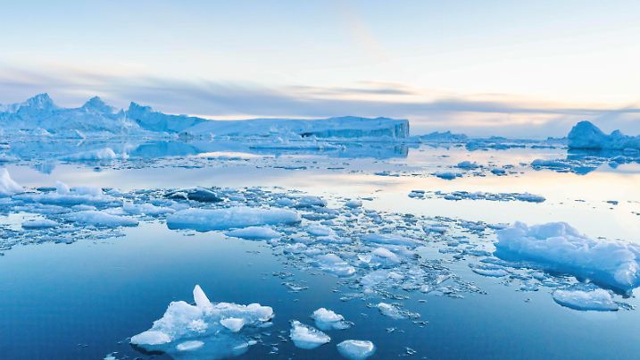 IMAGO Nature: Unsere Erde, Klimawandel, Arktische und Antarktische Eisschmelze Icebergs In Greenland Icebergs near Ilulissat, Greenland. Climate change is having a profound effect in Greenland with glaciers and the Greenland ice cap retreating. Ilulissat Greenland pedersen-icebergs210508_npCRc PUBLICATIONxNOTxINxFRA Copyright: xUlrikxPedersenx