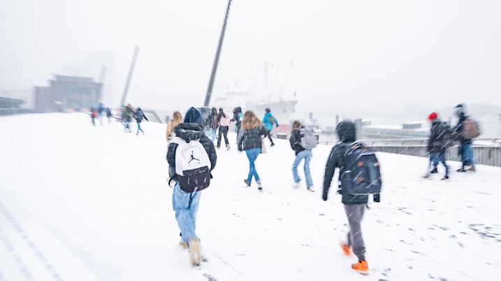 RECORD DATE NOT STATED Winterimpression Schneefall am Hamburger Hafen Jan-Fedder-Promenade mit Blick auf die Elbphilharmonie im NebelWinterimpression Schneefall am Hamburger Hafen Jan-Fedder-Promenade mit Blick auf die Elbphilharmonie im Nebel, Hamburg Hamburg Deutschland Jan-Fedder-Promenade *** Winter impression Snowfall at the Port of Hamburg Jan Fedder Promenade with a view of the Elbphilharmonie in the fog Winter impression Snowfall at the Port of Hamburg Jan Fedder Promenade with a view of the Elbphilharmonie in the fog, Hamburg Hamburg Germany Jan Fedder Promenade