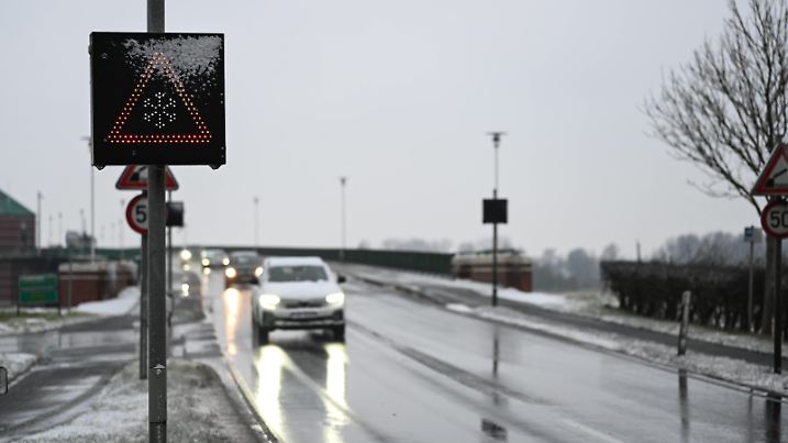 Schneefront rollt über Norddeutschland. Eine LED-Tafel, Waren vor Glätte. Die aktuelle Schneefront bringt Schnee, Eisregen und Glätte. Leer Niedersachsen Deutschland *** Snow front rolls over northern Germany An LED board, goods before icy conditions The current snow front brings snow, freezing rain and icy conditions Leer Niedersachsen Germany Copyright: xdiebildwerftx
