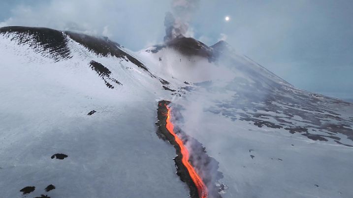 SONDERKONDITIONEN: Satzpreis! Jaw-dropping scenes show eruption and lava flow from Mount Etna. The drone footage shows activity at the volcano in Sicily on Tuesday (11 Feb). The region has seen ongoing seismic activity, with several earthquakes, with magnitudes up to 3.7, detected in the summit area, likely linked to internal magma movements.
