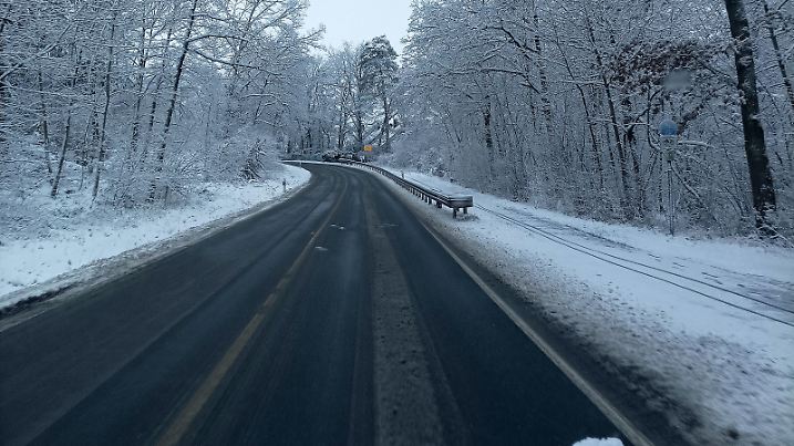 Der Winter ist da. Schnee in Bayern: Winter, Kalt, Schnee, Glatt, Temperaturen, Winterreifen in Nürnberg, Bayern, Deutschland. Dezember 04, 2023.