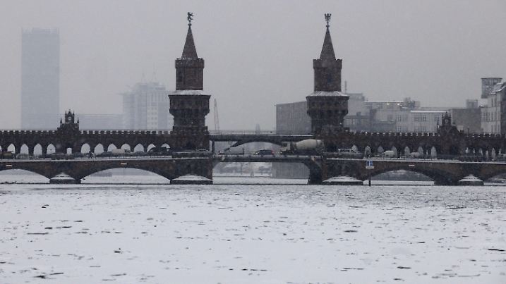 Schneebedeckt ist das Eis auf der Spree am Mittwoch (27.01.2010) an der Oberbaumbrücke in Berlin. Für die nächsten Tage sagen die Meteorologen etwas mildere Temperaturen dicht unter dem Gefriepunkt mit Schneefällen voraus. Foto: Tim Brakemeier dpa/lbn  +++(c) dpa - Bildfunk+++