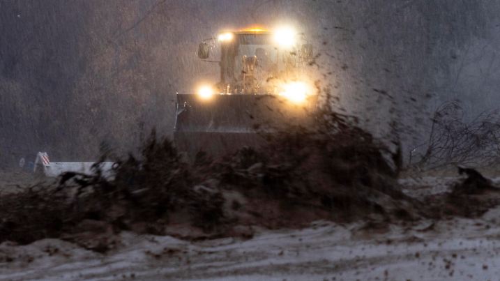 dpatopbilder - 13.02.2025, USA, Altadena: Schlamm fließt während einer Sturzflut vor einem Bulldozer eine Straße hinunter, der während eines Unwetters Trümmer in des Eaton-Feuers beseitigt. Foto: Etienne Laurent/AP/dpa +++ dpa-Bildfunk +++