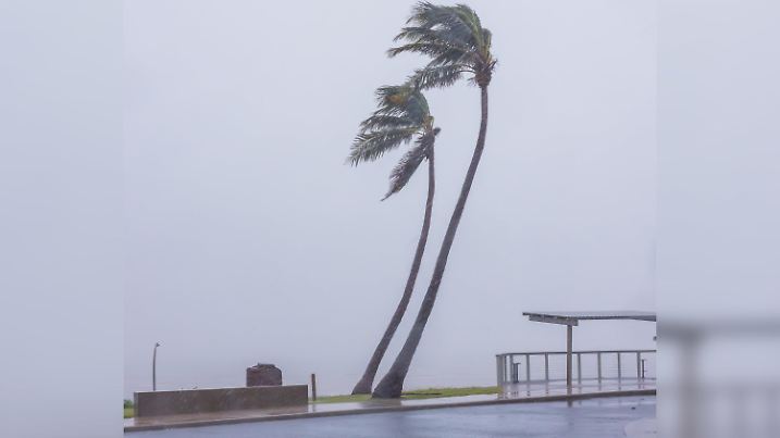 HANDOUT - 13.02.2025, Australien, Port Hedland: Die von Tracey Heimberger zur Verfügung gestellte Aufnahme zeigt Auswirkungen des Zyklon «Zelia» am Koombana Lookout. Foto: Uncredited/TRACEY HEIMBERGER/AAP/dpa - ACHTUNG: Nur zur redaktionellen Verwendung im Zusammenhang mit der aktuellen Berichterstattung und nur mit vollständiger Nennung des vorstehenden Credits +++ dpa-Bildfunk +++