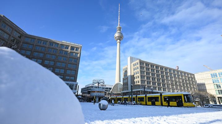 14.02.2025, Berlin: Der Fernsehsturm hinter dem schneebedeckten Alexanderplatz. Es herrscht Winterwetter in Berlin und Brandenburg. Foto: Elisa Schu/dpa +++ dpa-Bildfunk +++