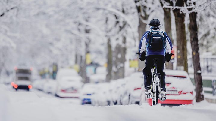 Ein Mann faehrt auf verschneiter Strasse auf dem Fahrrad, aufgenommen in Berlin, 14.02.2025. Berlin Deutschland *** A man riding a bicycle on a snowy road, taken in Berlin, 14 02 2025 Berlin Germany Copyright: xphotothek.dex
