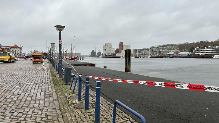 Im Hafen in Flensburg ist in der Nacht von Mittwoch auf Donnerstag die Hafenkante abgebrochen.