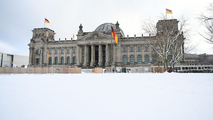 14.02.2025, Berlin: Schnee liegt auf der Wiese vor dem Reichstagsgebäude, dem Sitz des Deutschen Bundestages. (zu dpa: «Wintervergnügen in der Hauptstadt») Foto: Elisa Schu/dpa +++ dpa-Bildfunk +++