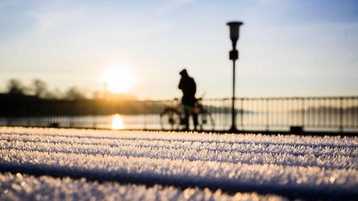 ARCHIV - 03.02.2025, Niedersachsen, Hannover: Mit Raureif bedeckt ist bei Sonnenaufgang eine Sitzbank am Maschsee. (zu dpa: «Eiskaltes Wochenende: Das Wetter in Niedersachsen und Bremen») Foto: Julian Stratenschulte/dpa +++ dpa-Bildfunk +++