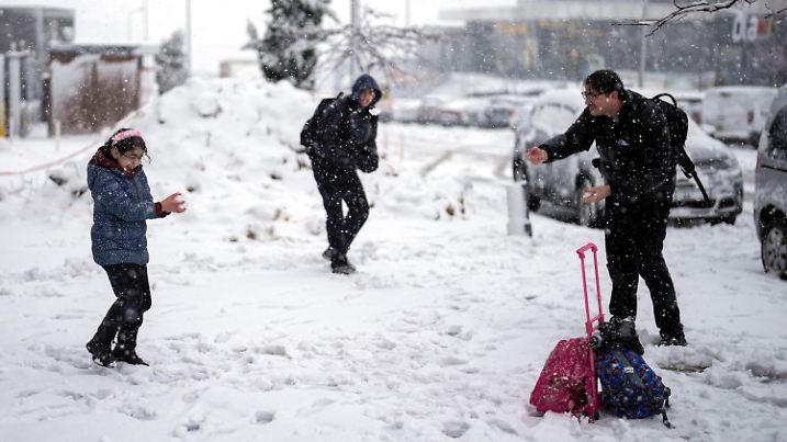 11.02.2025, Türkei, Istanbul: Schulkinder spielen mit Schnee. Foto: Khalil Hamra/AP/dpa +++ dpa-Bildfunk +++