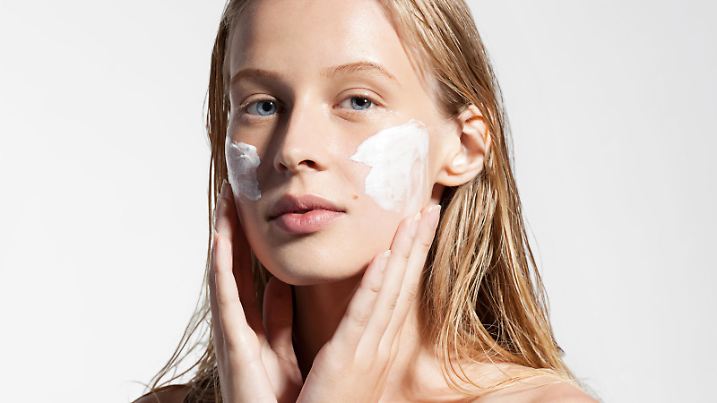 Close-up of a woman does a moisturizer on your face