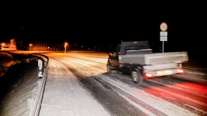 Sibirische Eiseskälte in Ostdeutschland! Die mitunter kälteste Nacht des Winters steht in vielen Teilen Deutschlands an. Vor allem über Schneeflächen sinkt das Thermometer auf unter - 10 °C. In Sachsen wurden am späten Abend bereits Temperaturen von unter - 15 °C registriert. In Marienberg-Kühnhaide waren es sogar unter - 20 °C (on tape). Die Wetterstation im Ort liegt in einer topografischen Senke, sodass sich die Kaltluft bei Aufklaren hier besonders gut sammeln kann: https://wetter-kühnhaide.de/index.php?s=wettergrafiken_tag
Aktuell gibt es am Boden - 23 °C. Entsprechend eisige Aufnahmen konnte unser Kameramann aus diesem Ort einfangen. Mit einem Thermometer konnten - 20 °C gemessen werden. Beeindruckende Aufnahmen auch am Bach im Ort. Dieser dampfte bei einer Wassertemperatur von nur wenigen Plusgraden. Strenger Frost lässt auch erste Bäche und Teiche zufrieren. Betreten sollte man diese Flächen aber noch lange nicht. Das Eis ist noch viel zu dünn. Auch die Kanalisation dampfte. Der Mond ging gegen 22 Uhr auch. Vor vier Tagen gab es übrigens den letzten Vollmond, auch Schneemond genannt. Dieser wird mit den kältesten Nächten des Jahres in Verbindung gebracht.