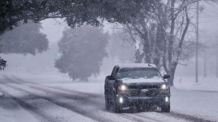 January 21, 2025, Mobile, Alabama, U.S: January 21, 2025, Mobile ,Alabama USA: A truck drives through the snow covered roads as a record breaking snow storm hits the Gulf Coast. Schools are closed with authorities asking people to stay off the roads as over 5 inches of snow have fallen on Mobile, Alabama so far with experts predicting this winter storm will break the 130 years old record for snow fall in the area. Mobile U.S - ZUMAa14_ 20250121_zaf_a14_009 Copyright: xDanxAndersonx