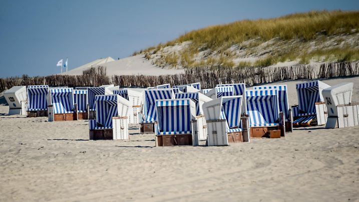 08.04.2019, Schleswig-Holstein, Westerland/Sylt: Strandkörbe stehen in der Sonne auf einem Strand der Insel Sylt. Gemeindevertreter und Küstenschützer des Landesbetriebes für Küstenschutz, Nationalpark und Meeresschutz Schleswig-Holstein (LKN) beraten auf einer Bereisung der Westküste Sylts, an welchen Strandabschnitten wie viel Sand vorgespült werden soll. Foto: Axel Heimken/dpa +++ dpa-Bildfunk +++