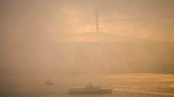 ARCHIV - 12.02.2025, Türkei, Istanbul: Fährschiffe überqueren den Bosporus an einem nebligen Wintermorgen in Istanbul. (zu dpa: «Schiffsverkehr im Bosporus wegen Nebel unterbrochen») Foto: Francisco Seco/AP/dpa +++ dpa-Bildfunk +++