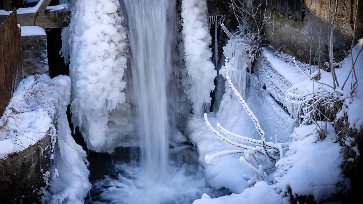 Annaberg-Buchholz: Durch den starken Frost der letzten Tage sind die beiden Wasserräder im Schmiedemuseum Frohnauer Hammer teilweise eingefroren und bilden eine Faszinierende Eislandschaft. Die Hämmer können nicht in Aktion vorgeführt werden aber das Museum ist geöffnet. Das Wasserrad zum Blasebalg ist komplett eingefroren und mit bis zu 1 Meter Langen Eiszapfen besetzt. Der Frohnauer Hammer geht auf eine erstmals im 15. Jahrhundert erwähnte Getreidemühle zurück und wurde später zum Eisenhammer, 1907 zum Technischen Denkmal erklärt und ist das älteste Schmiedemuseum Deutschlands. Annaberg-Buchholz Sachsen Deutschland *** Annaberg Buchholz Due to the heavy frost of the last few days, the two water wheels in the Frohnauer Hammer Blacksmith M