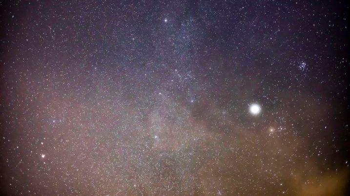 Planetenparade über der Schwäbischen Alb, Am 21. Januar 2025 beginnt ein außergewöhnliches Himmelsspektakel: Sechs Planeten Mars, Jupiter, Uranus, Neptun, Venus und Saturn reihen sich nahezu perfekt aneinander. Dieses seltene Ereignis wird etwa sechs Wochen lang zu beobachten sein. Während Neptun und Uranus für die Beobachtung ein Teleskop erfordern, sind Mars, Jupiter, Venus und Saturn unter guten Bedingungen sogar mit bloßem Auge sichtbar. Schwäbisch Gmünd Baden-Württemberg Deutschland *** Planetary parade over the Swabian Alb, an extraordinary celestial spectacle begins on January 21, 2025 Six planets Mars, Jupiter, Uranus, Neptune, Venus and Saturn line up almost perfectly This rare event will be visible for around si