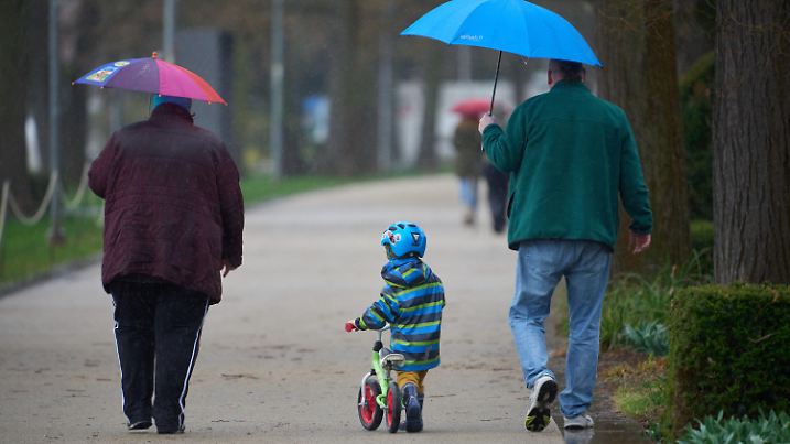 ARCHIV - 19.03.2023, Rheinland-Pfalz, Koblenz: Spaziergänger laufen bei Regenwetter durch die Koblenzer Rheinanlagen. (zu dpa: «Wolken und Regen in der neuen Woche») Foto: Thomas Frey/dpa +++ dpa-Bildfunk +++