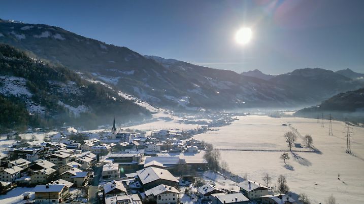 Kaiserwetter zum 1. Weihnachtsfeiertag in den Alpen! Das Wetter ist in Deutschland zweigeteilt. Der Süden sonnig, der Rest neblig und nasskalt. Wer Urlaub in den Bergen gebucht hat, kommt voll auf seine Kosten. Nach den Schneefällen zu Heiligabend gab es am 1. Weihnachtsfeiertag Winter-Kaiserwetter der Extraklasse. Nach einer eisigen Nacht scheint den ganzen Tag die Sonne bei - 5 °C. Entsprechend voll sind die Lifte. Viele Skifahrer nutzen das Wetter. Am Sudelpass waren viele Skifahrer unterwegs. Drohnenaufnahmen zeigen ein wundervolles Wintermärchen im Zillertal und am Sudelpass. Auch in den nächsten Tagen herrscht traumhaftes Winterwetter mit abnehmender Lawinengefahr.