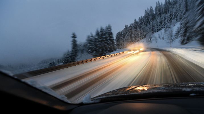 ARCHIV - 15.12.2017, Baden-Württemberg, Furtwangen: Zwei Autos kommen bei Furtwangen (Baden-Württemberg) einem anderen Auto auf schneeglatter Straße entgegen. (zu dpa: «Schnee und Eisglätte auf der Höhe - Regen im Tal») Foto: Felix Kästle/dpa +++ dpa-Bildfunk +++
