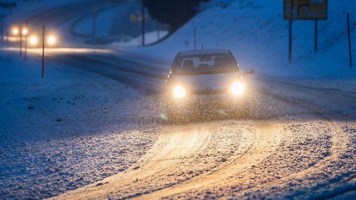 dpatopbilder - 26.02.2025, Baden-Württemberg, Freudenstadt: Autos fahren auf der zugeschneiten Bundesstraße 28 auf dem Kniebis. Nach Angaben des Deutschen Wetterdiensts schneit es in Lagen ab etwa 600 Metern bis Mittwochmittag. Stellenweise werden bis zu 15 Zentimeter Neuschnee erwartet. Das kann Auswirkungen auf den Verkehr haben. (zu dpa: «Schnee und Glätte im Südwesten dauern an») Foto: Silas Stein/dpa +++ dpa-Bildfunk +++