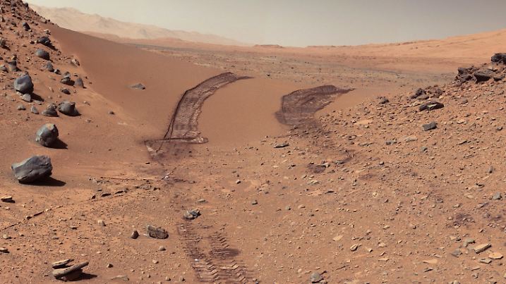 19.02.2014, Großbritannien, London: Spuren von «Opportunity», dem am längsten laufenden Rover der Nasa auf dem Mars, sind auf dem roten Planeten zu sehen. Nach 15 Jahren nach seiner Landung auf dem Mars wurde die Mission von «Opportunity» von der US-Raumfahrtbehörde Nasa offiziell für beendet erklärt, weil es seit Monaten kein Lebenszeichen mehr von dem Roboter gibt. Foto: Nasa/Jpl-Caltech/Msss/Press Association Images/dpa +++ dpa-Bildfunk +++