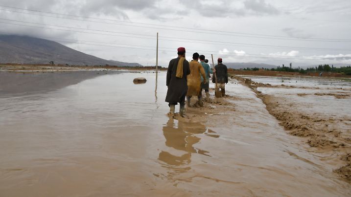 ARCHIV - 04.05.2022, Afghanistan, Baglan: Menschen arbeiten nach heftigem Regen. In Afghanistan sind innerhalb weniger Tage landesweit mindestens 33 Menschen nach Sturzfluten ums Leben gekommen. (zu dpa: «36 Tote nach starken Regenfällen in Afghanistan») Foto: Mehrab Ibrahimi/Xinhua/dpa +++ dpa-Bildfunk +++