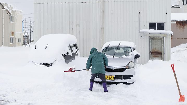 08.02.2025, Japan, Suzu: Eine Person beseitigt am 8. Februar 2025 nach heftigen Schneefällen Schnee in Suzu, Präfektur Ishikawa, Zentraljapan. In Japan sind im Zuge heftiger Schneefälle seit Beginn des Monats mehr als 20 Menschen ums Leben gekommen. (Foto wurde am 21.02.2025 zur Verfügung gestellt) Foto: -/kyodo/dpa +++ dpa-Bildfunk +++