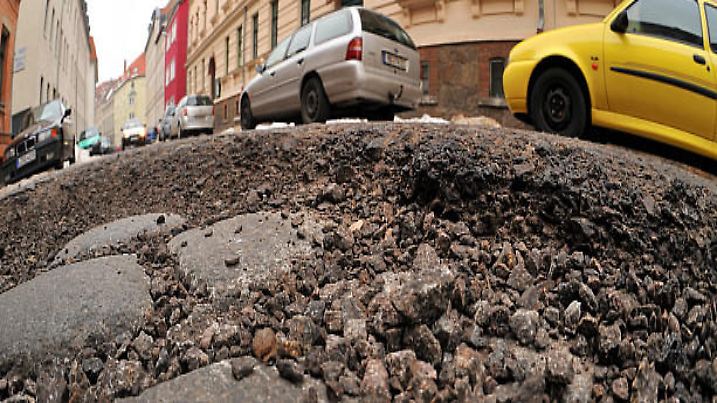Frostige Temperaturen sind vielerorts, wie hier in Leipzig, für Schlaglöcher auf den Straßen verantwortlich, aufgenommen am 27.01.2010. Während die Kommunen bemüht sind die Schäden zu beheben dauert der Winter an und wird für weitere Schlaglöcher sorgen. Foto: Hendrik Schmidt dpa/lsn +++(c) dpa - Bildfunk+++