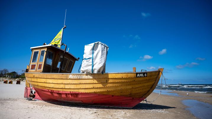 02.05.2023, Mecklenburg-Vorpommern, Heringsdorf: Ein Fischerboot steht am Strand des Ostseebades Ahlbeck in der Gemeinde Heringsdorf. Für die nächsten Tage haben die Meteorologen vorerst wechselhaftes Wetter vorausgesagt Foto: Stefan Sauer/dpa +++ dpa-Bildfunk +++