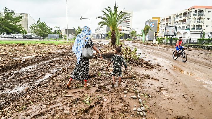 While the final assessment of the passage of tropical cyclone Garance remains to be established. Reunion has already deplored four deaths, considerable damage including hundreds of cars disabled due to flooding Winds exceeded 130 kmh in places during the day on Friday and tens of thousands of homes were deprived of electricity While the final assessment of the passage of tropical cyclone Garance remains to be established, Reunion has already deplored four deaths, considerable damage including hundreds of cars disabled due to flooding Winds exceeded 130 kmh in places during the day on Friday and tens of thousands of homes were deprived of electricity 441194 2025 03 01 PUBLICATIONxNOTxINxFRAxBEL Copyright: xPierrexMarchalx/xAnakaoPressx/xStarfacex STAR_441194_037