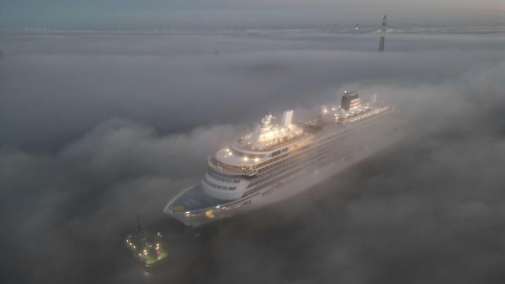 dpatopbilder - 02.03.2025, Niedersachsen, Papenburg: Seit den frühen Morgenstunden wird die Asuka III über die Ems nach Eemshaven in den Niederlanden überführt (Luftaufnahme mit Drohne). Foto: Lars Penning/dpa +++ dpa-Bildfunk +++