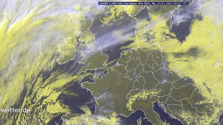 Das Satellitenbild von 10:45 Uhr zeigt die scharfe Wolkenkante im Norden von Deutschland.