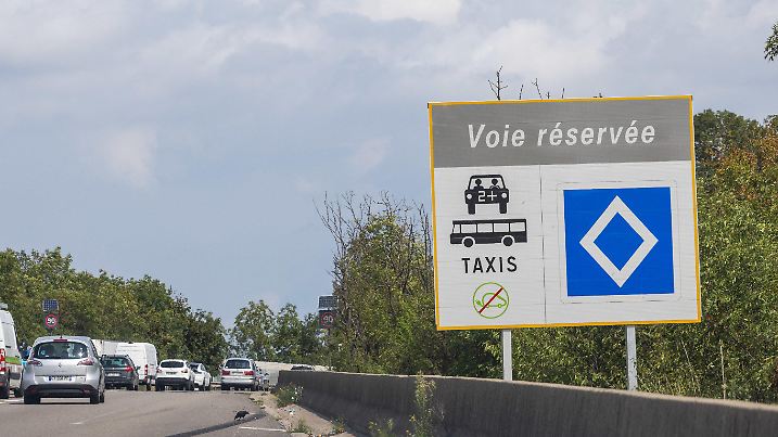 ARCHIV - 30.08.2023, Frankreich, Straßburg: Ein Schild mit der Aufschrift "Voie réservée" weist neben einer Autobahnauffahrt auf eine Spur für Fahrgemeinschaften, Taxis und Busse hin. Auf der stark befahrenen Pariser Stadtautobahn ist ab sofort eine Fahrspur während des Berufsverkehrs für Fahrgemeinschaften, Taxis und Busse reserviert. (zu dpa: «Neue Umweltspur auf Pariser Stadtautobahn sorgt für Streit») Foto: Philipp von Ditfurth/dpa +++ dpa-Bildfunk +++