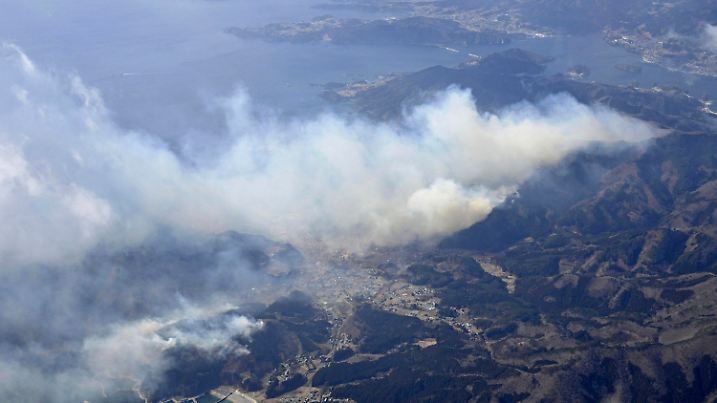 03.03.2025, Japan, Ofunato: Ein Luftbild zeigt einen ausgedehnten Waldbrand, der am vergangenen Mittwoch in Ofunato in der Präfektur Iwate im Norden Japans ausgebrochen ist. Foto: Uncredited/Kyodo News/AP/dpa +++ dpa-Bildfunk +++