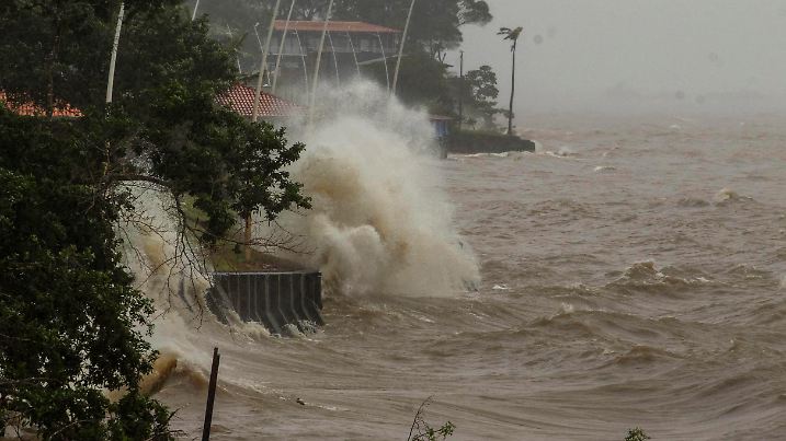 News Bilder des Tages BELÉM, PA - 04.03.2025: EROSÃO NA ILHA DO MOSQUEIRO - High tides and rains cause losses for traders in the Mosqueiro district of Belém in Pará. Tides of more than 3.80 meters and heavy rains cause erosion, landslides and destruction of properties on the beaches of Mosqueiro Island. x2700598x PUBLICATIONxNOTxINxBRA OswaldoxForte