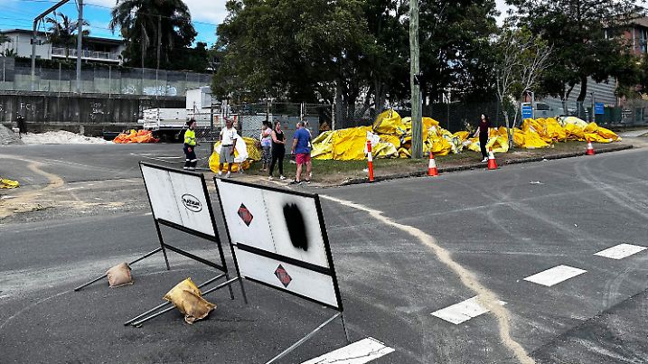 04.03.2025, Australien, Brisbane: Einwohner von Brisbane warten in einem Depot auf Sandsäcke, um sich vor dem Zyklon «Alfred» zu schützen. Die australische Ostküste wappnet sich für einen heftigen Zyklon. «Alfred» fegt derzeit über das Korallenmeer auf die Küste von Queensland und den Norden des Bundesstaates New South Wales zu, wo die Behörden schwere Schäden befürchten. Foto: Savannah Meacham/AAP/dpa +++ dpa-Bildfunk +++