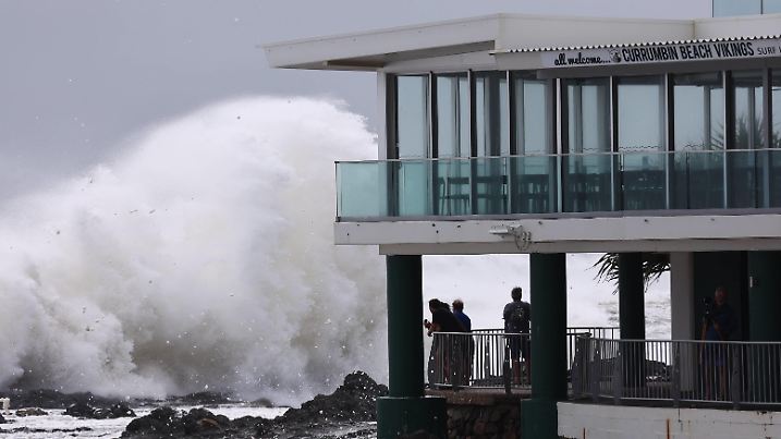 TROPICAL CYCLONE ALFRED, Big Waves at Curumbin Vikings Surf Club on the Gold Coast, Thursday, March 6, 2025. A tropical cyclone set to bring heavy rainfall and damaging winds is expected to impact a part of the Australian coast for the first time in more than 50 years.  ACHTUNG: NUR REDAKTIONELLE NUTZUNG, KEINE ARCHIVIERUNG UND KEINE BUCHNUTZUNG GOLD COAST QUEENSLAND AUSTRALIA PUBLICATIONxNOTxINxAUSxNZLxPNGxFIJxVANxSOLxTGA Copyright: xJASONxO BRIENx 20250306161577073625